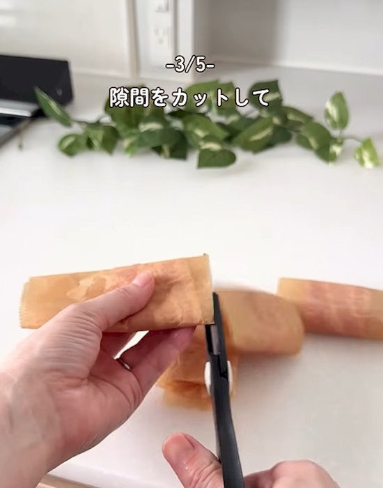 ベーコンが１枚ずつになるようにカットする