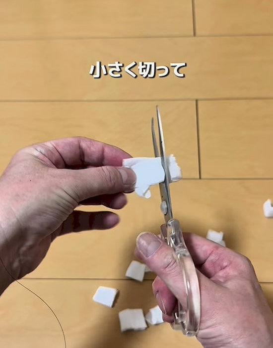 フローリングシートをカットしている様子