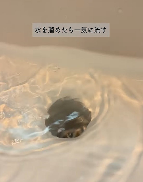 洗面台で水を流している様子