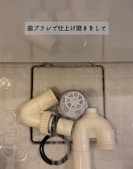 パーツを歯ブラシで掃除している様子