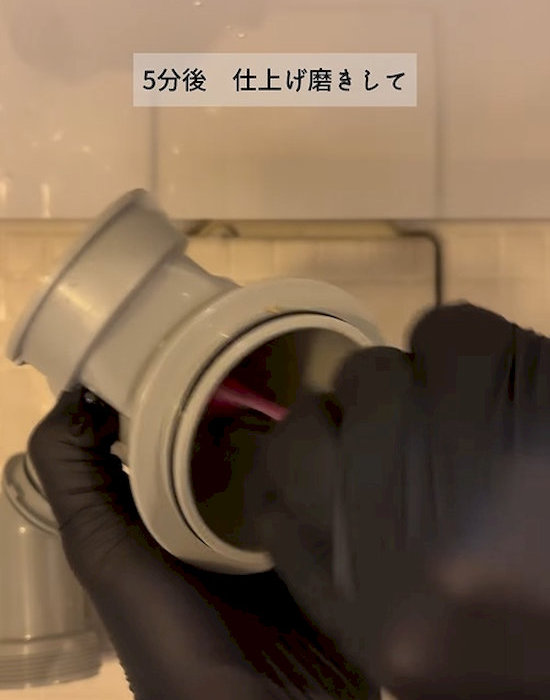 パーツを掃除している様子
