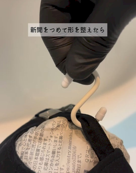 帽子にフックをかけている様子