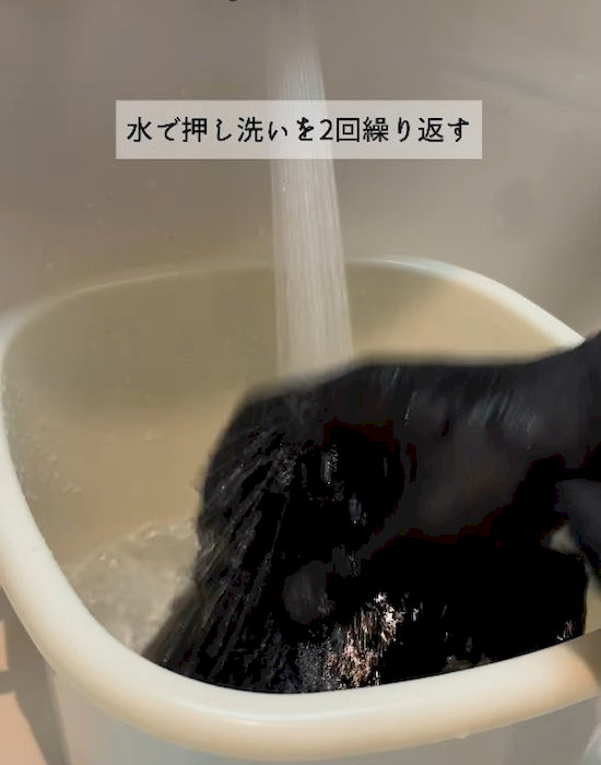 帽子を水洗いしている様子