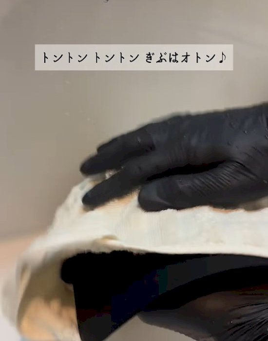 帽子をタオルで拭いている様子