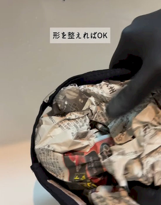 帽子に新聞紙を入れている様子