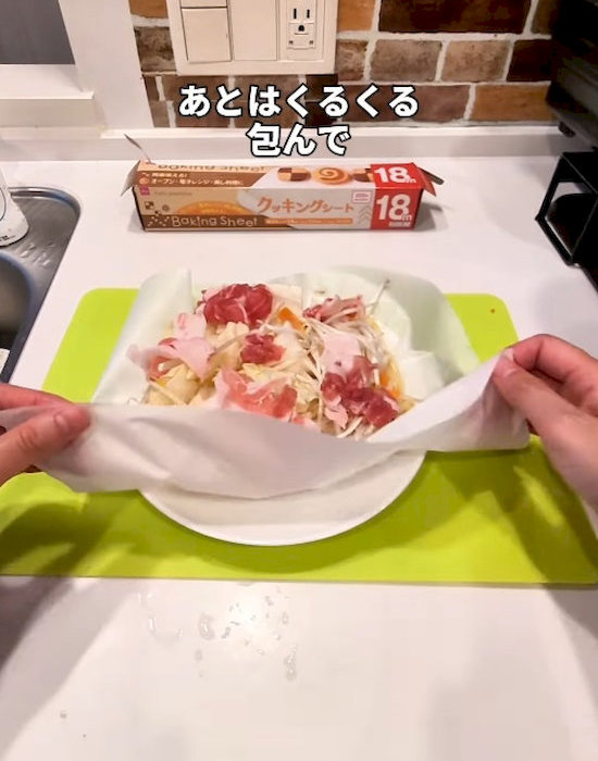 クッキングシートの上に麺や具材をのせる