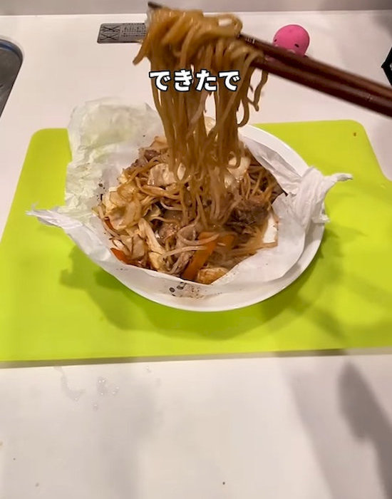 粉末ソースを掛けて混ぜる