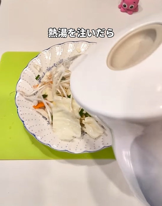 熱湯を上から注ぐ