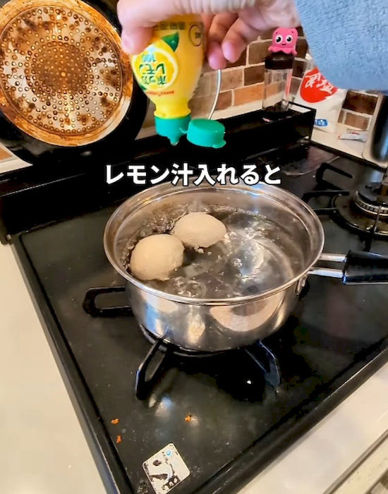 卵をゆでるためのお湯にレモン汁を入れる
