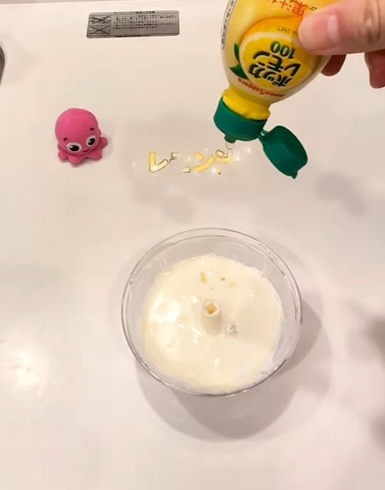ホイップクリームを泡立てる時にレモン汁を加える
