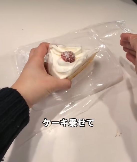 ラップの上にのったケーキ