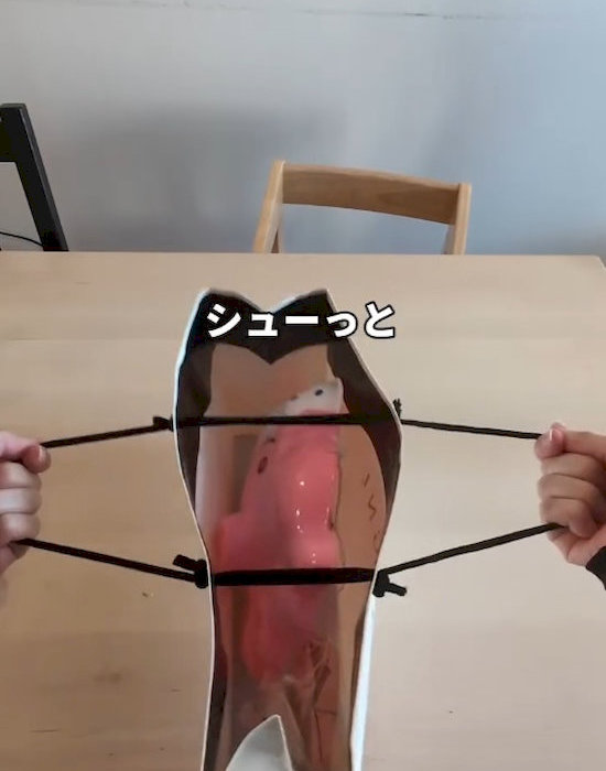 持ち手を優しく引っ張る