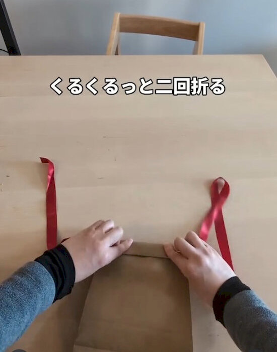リボンを巻き込むようにしながら折り込む