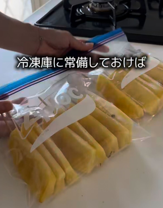 カットしたパイナップルをジッパー付き保存袋に入れている様子