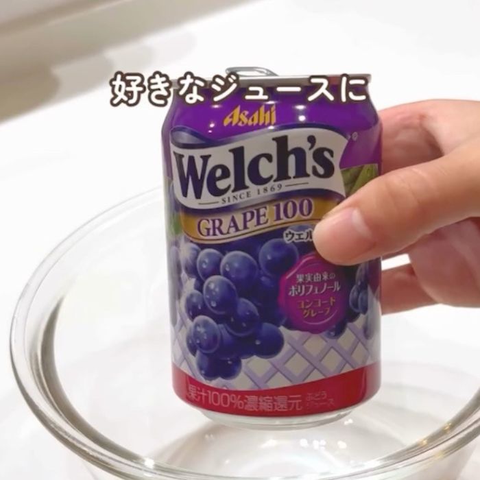 缶ジュースを手にしている様子