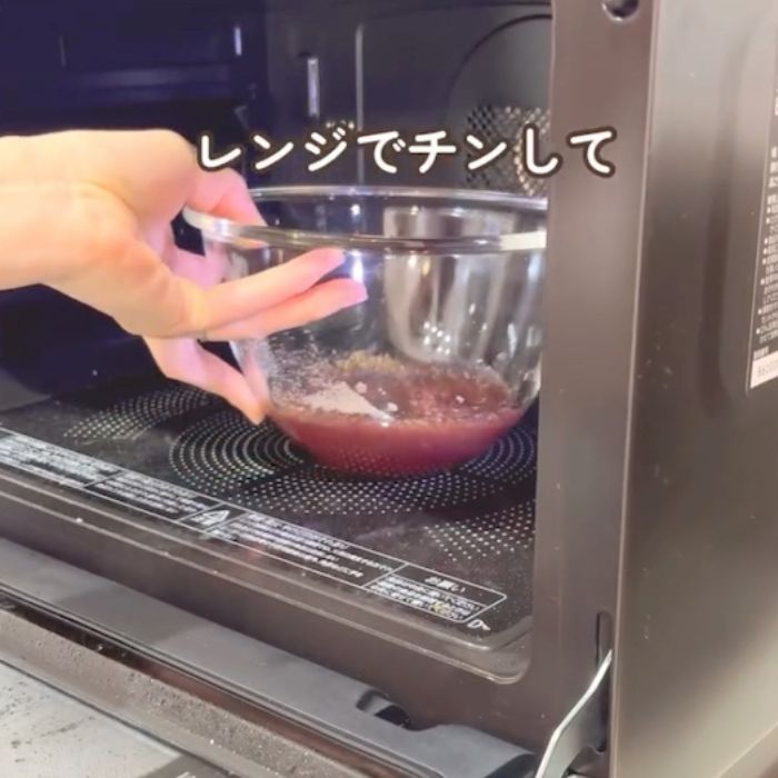 耐熱容器を電子レンジに入れる様子