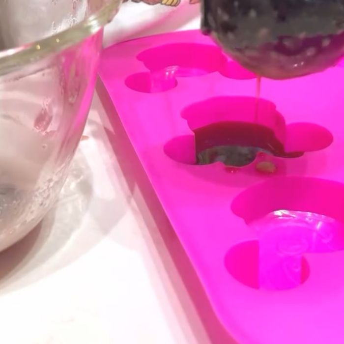 液体を型に入れる様子