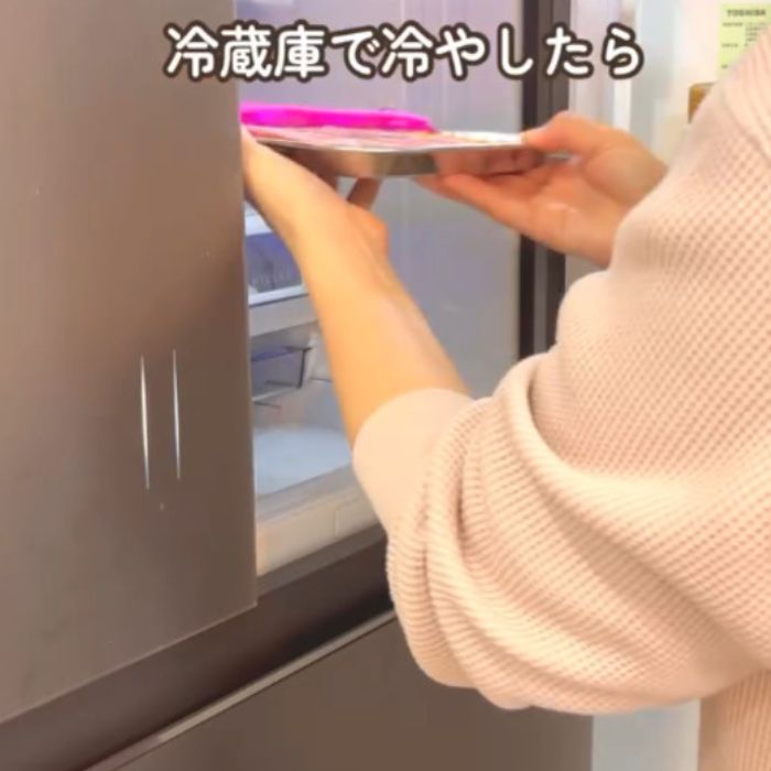 冷蔵庫に型を入れる様子