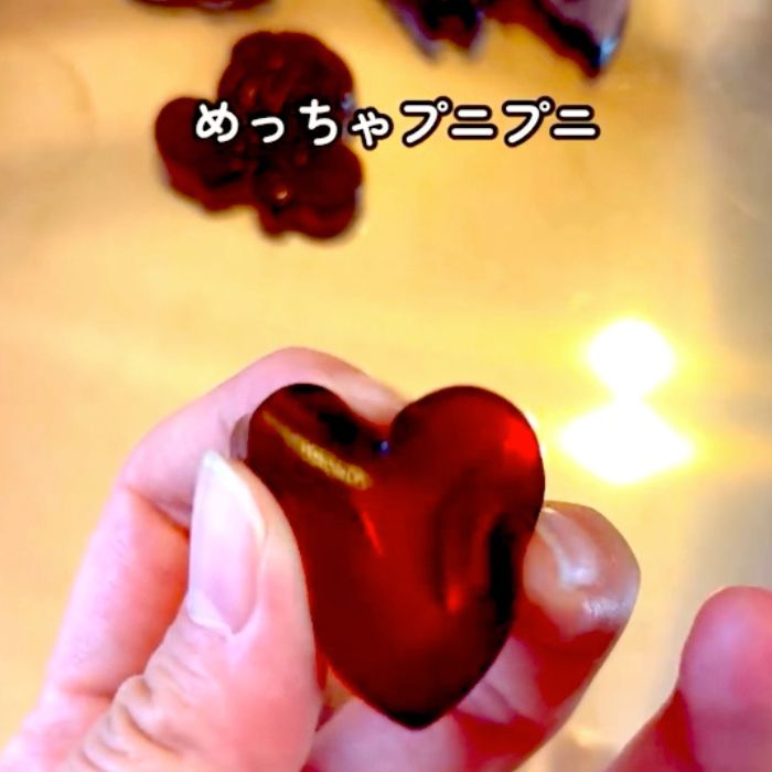 グミを手にしている様子