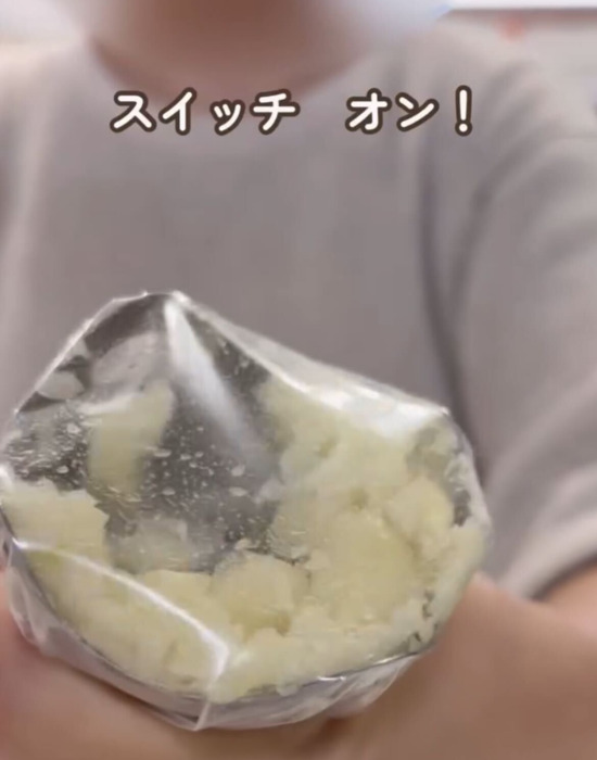 ブレンダーのスイッチを入れた様子