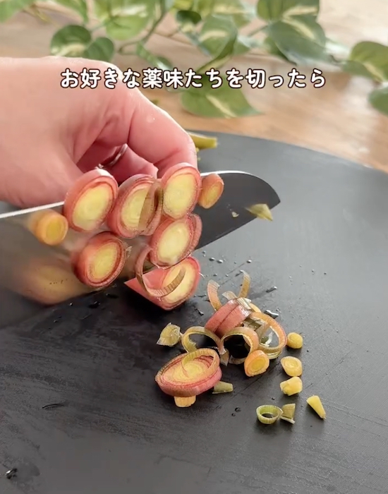 ミョウガを切る様子