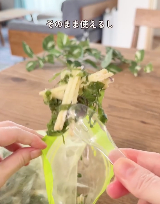 ジッパー付き保存袋から薬味を出す様子