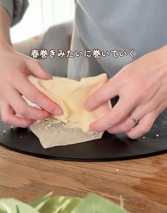 具をのせた春巻きの皮を巻く様子