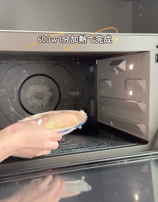 電子レンジにお皿を入れる様子