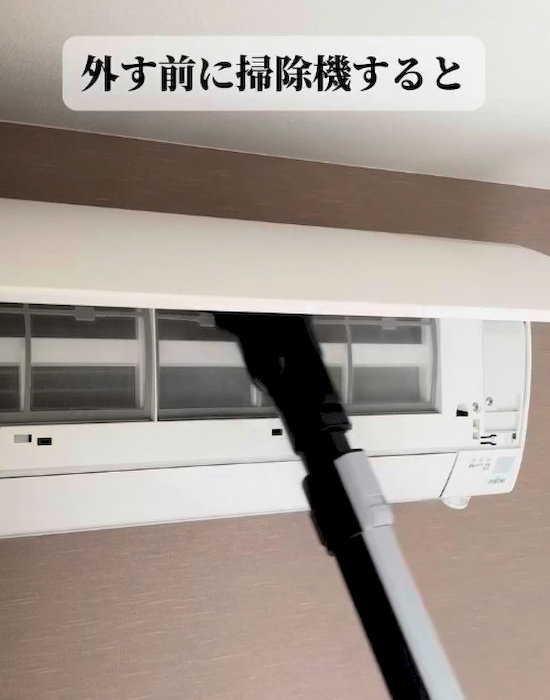 掃除機でフィルターを掃除している様子