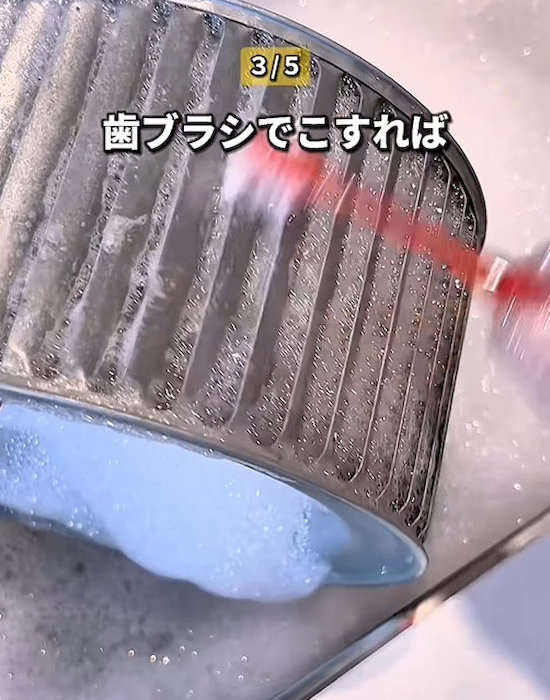 換気扇のパーツを掃除している様子