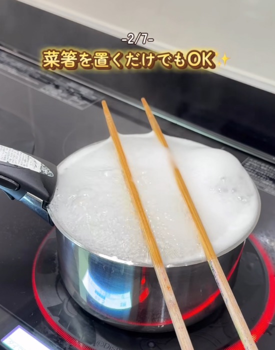 鍋の上に置かれた２本の菜箸