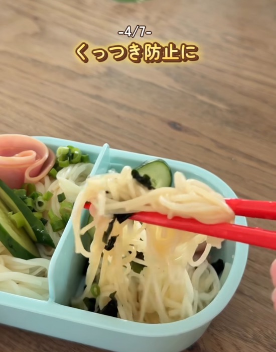 乾燥ワカメとそうめんを箸で取る様子