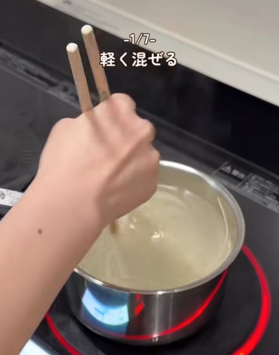 鍋の中の麺を混ぜる様子