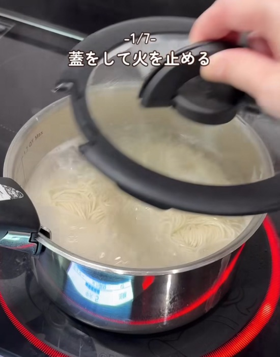 鍋に蓋をする様子