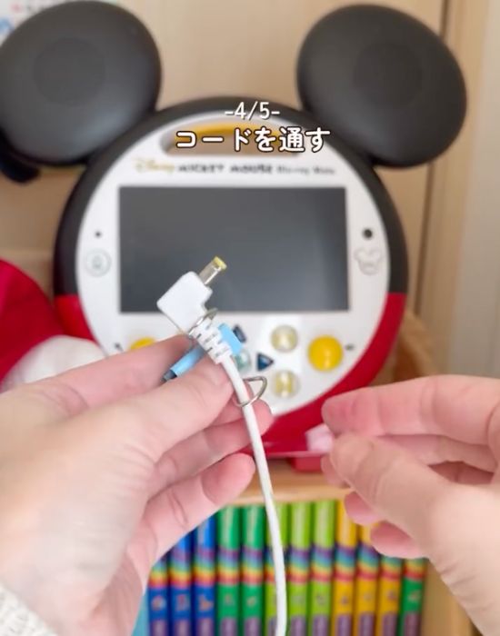 ケーブルにダブルクリップを通している様子