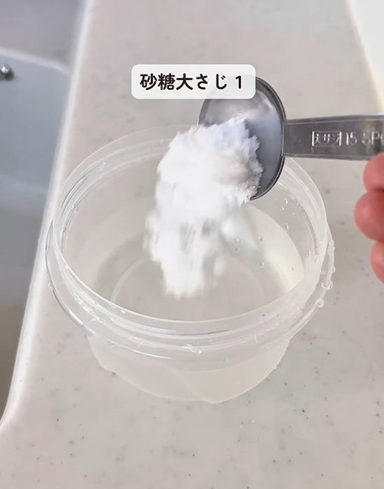 水と砂糖大さじ1杯と氷6個を加えて振る