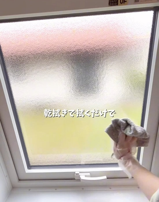 クロスで窓を拭く様子