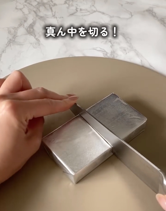 バターを銀紙の上から切っている様子