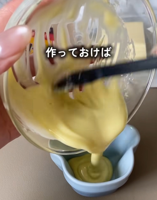 コンパウンドバターを容器に移している様子