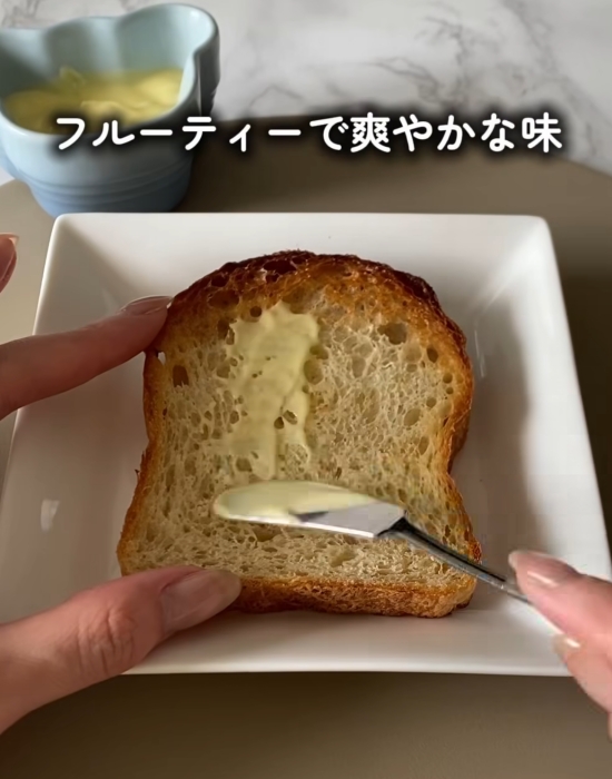 コンパウンドバターを食パンに塗っている様子