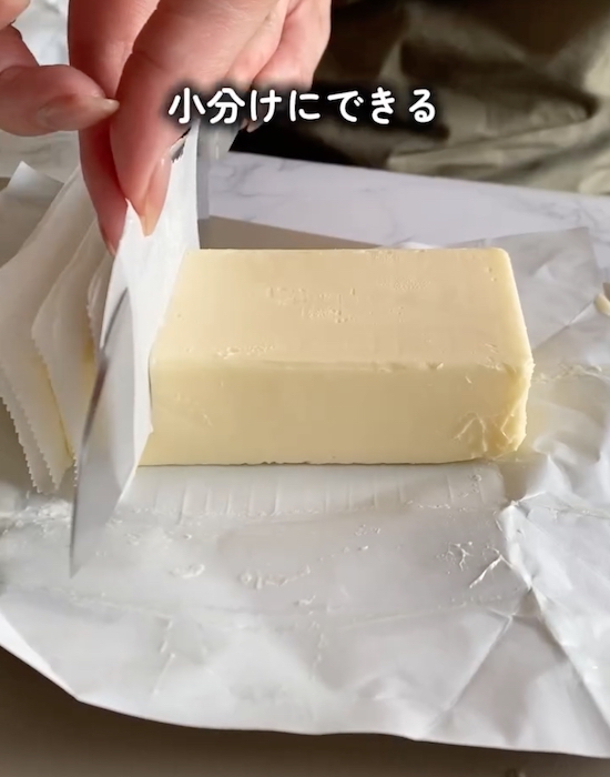 包丁でバターを切っている様子
