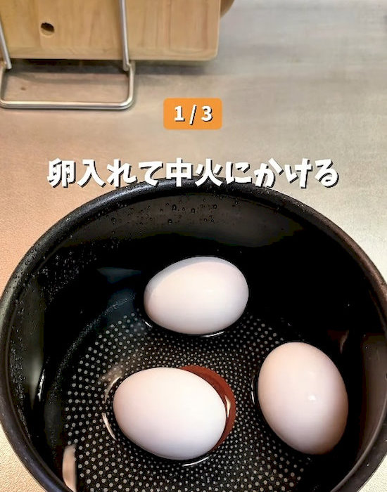 水の入った鍋に並べた卵