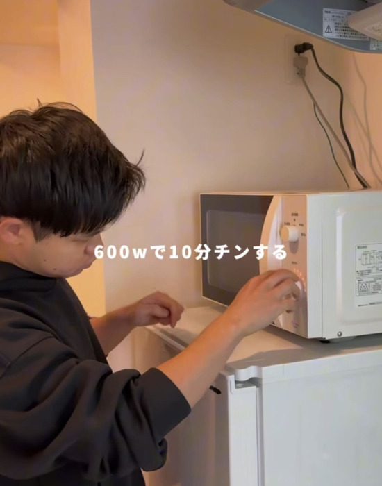 電子レンジを操作する男性