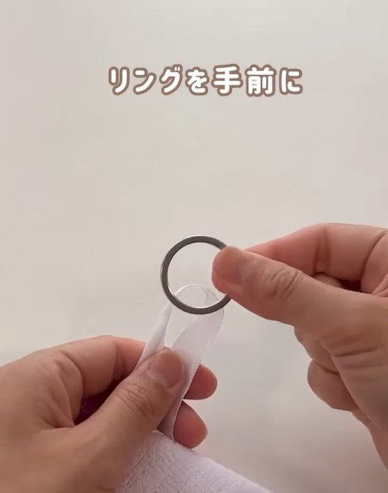 ループの上にリングを重ねている様子