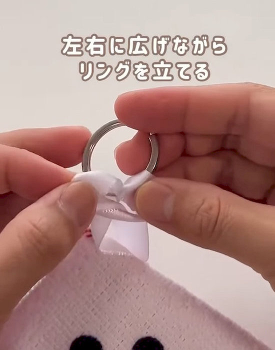 リングにループを通している様子