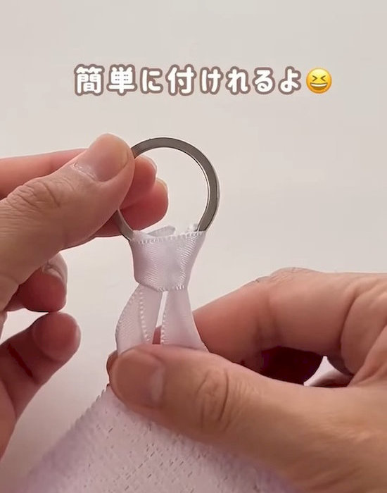 リングにループを通している様子