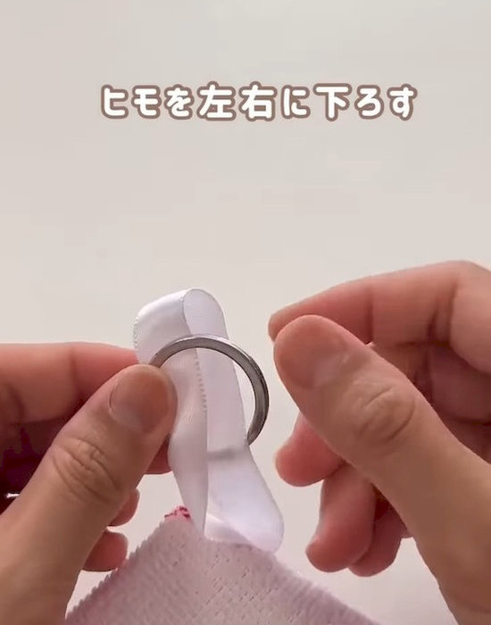 リングからループを取り外している様子