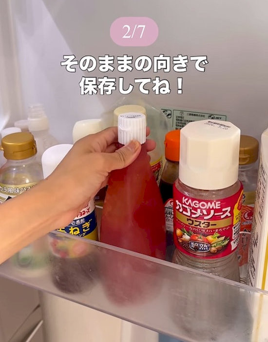 ケチャップを冷蔵庫に入れる様子