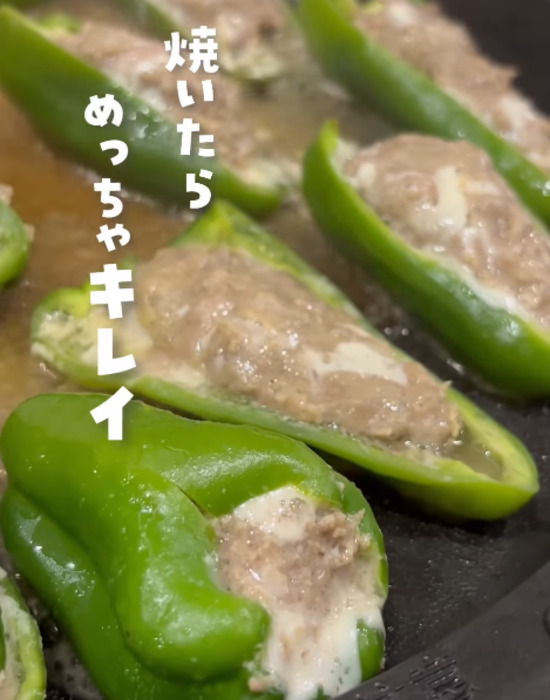 肉詰めしたピーマンをフライパンで焼く様子