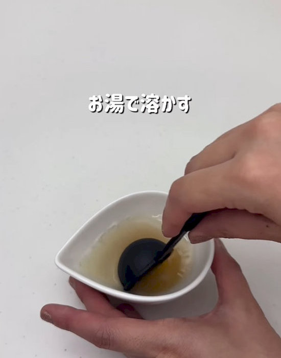 お湯で溶かしている様子